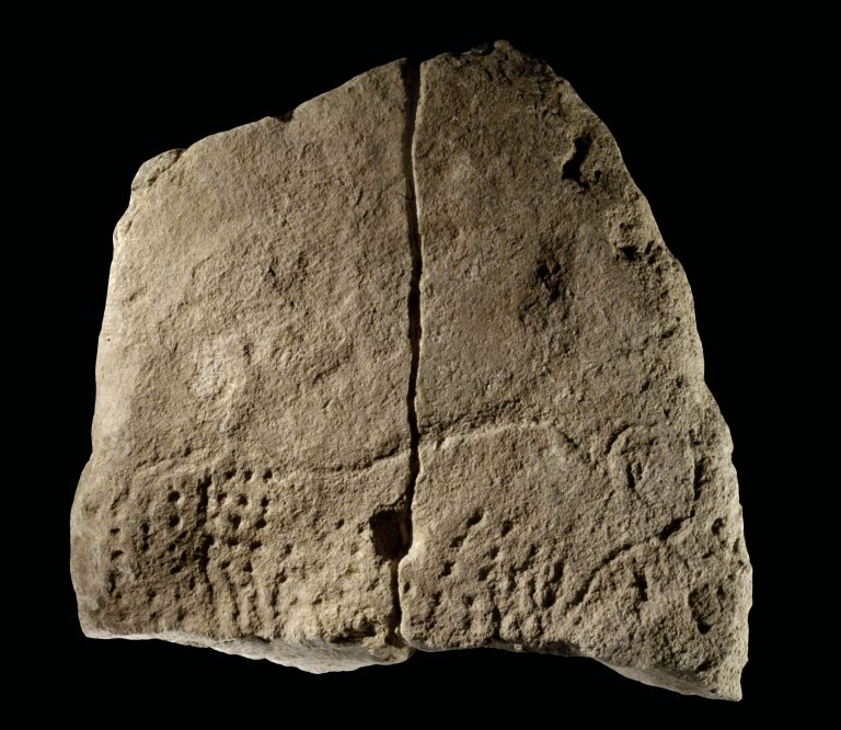 Bloc calcaire gravé d'un aurochs avec ponctuations