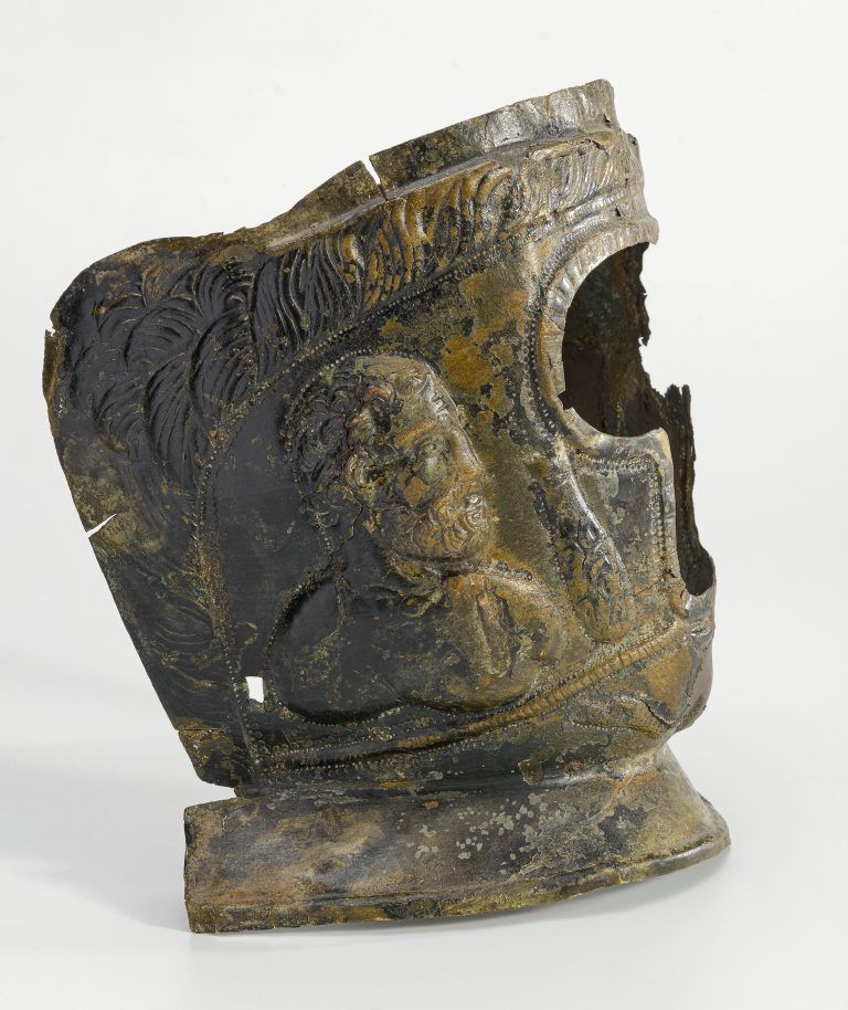 Hercule, détail du casque à visage en laiton, découvert à Rodez (rue Béteille), première moitié du IIIe siècle.