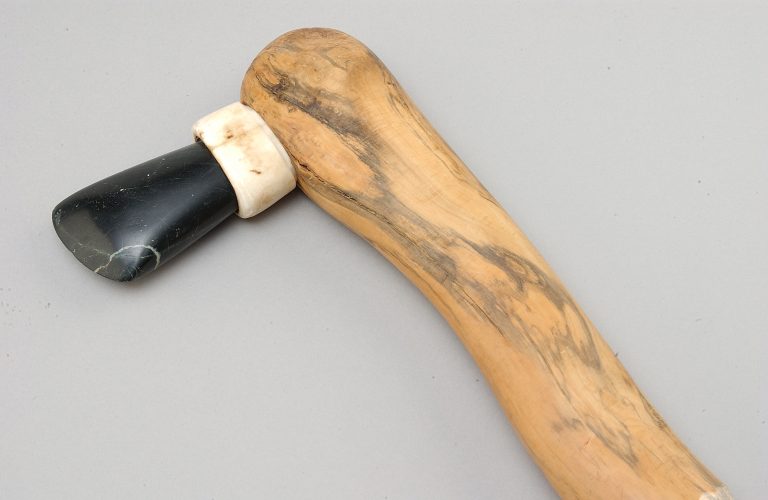 Reconstitution d’une hache avec son manche en bois et une gaine en bois de cerf