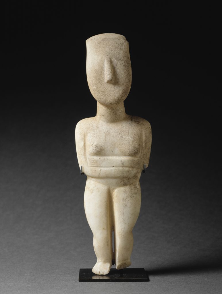 Figurine féminine, Variété de Spédos, Groupe de Syros MA5011. Paris, musée du Louvre. Photo © RMN-Grand Palais (musée du Louvre) / Hervé Lewandowski