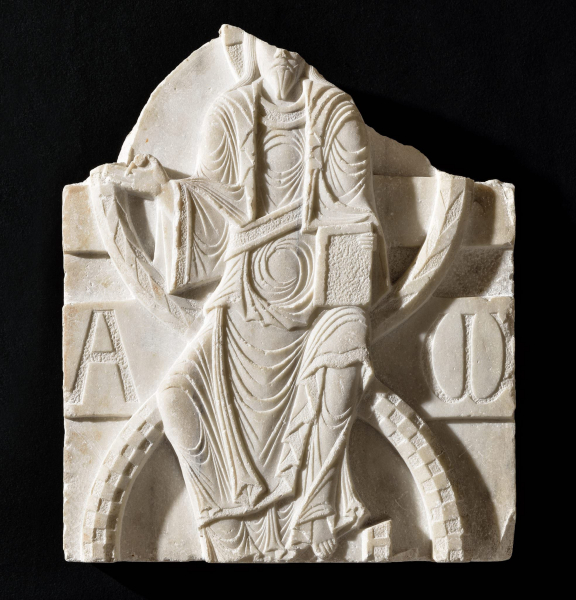 Christ en majesté roman, marbre, XIe siècle, musée Fenaille – Rodez (coll. SLSAA), photo T. Estadieu