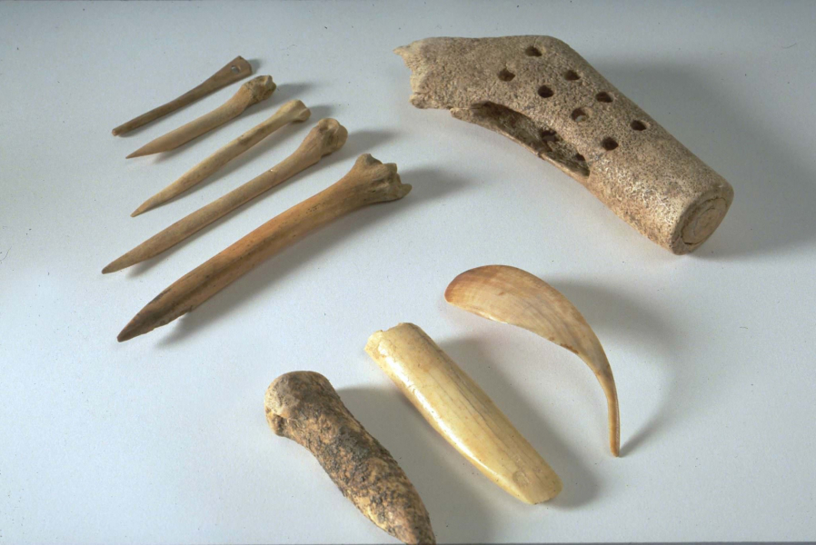 Hache marteau, poinçons, ciseaux en os et bois de cerf