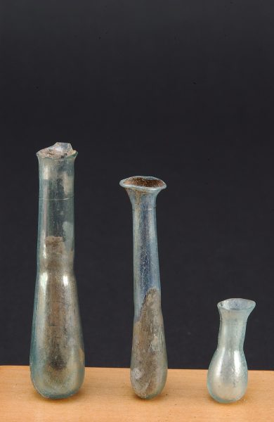 Vases à parfum en verre, provenant de Rodez (rue Villaret, bd Pierre-Benoît, place Clémenceau), Ier - IIe siècles
