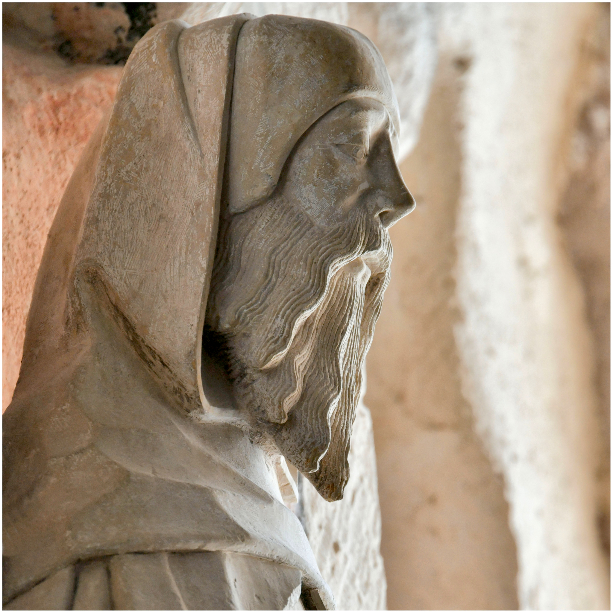 une photo de la sculpture de Saint-Antoine à l'église de Rodelle